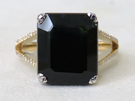 14k Yellow Gold 10.6ct Dark Blue Sapphire & 0.24ct Diamond Ring with Valuation