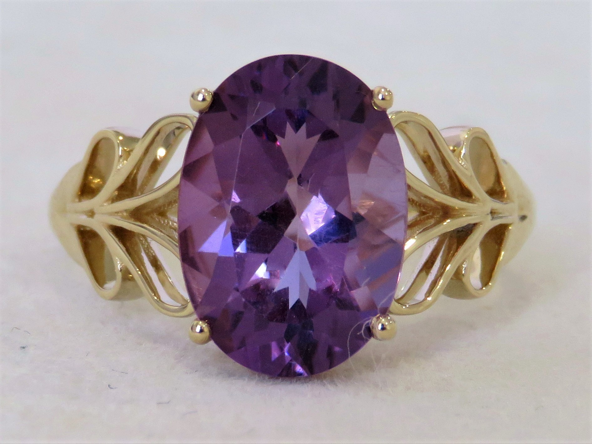 9k Yellow Gold 3.6ct Amethyst Ring