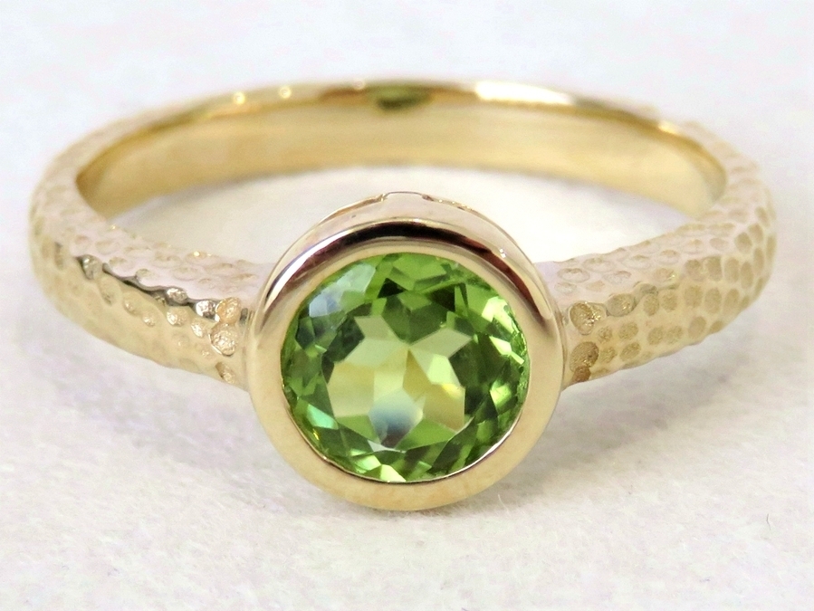9k Yellow Gold Hammer Effect Peridot Ring