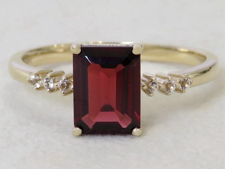 9k Yellow Gold 1.65ct Garnet & White Sapphire Ring