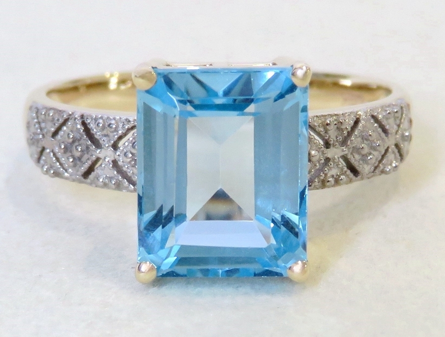 9k Yellow & White Gold 4.8ct Blue Topaz Ring