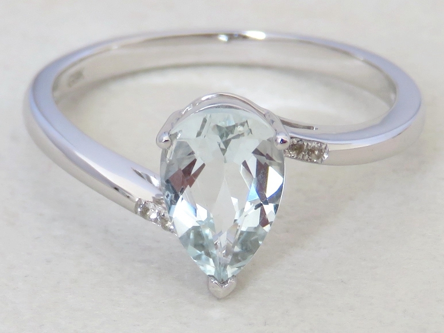 9k White Gold 1.2ct Aquamarine & White Sapphire Ring