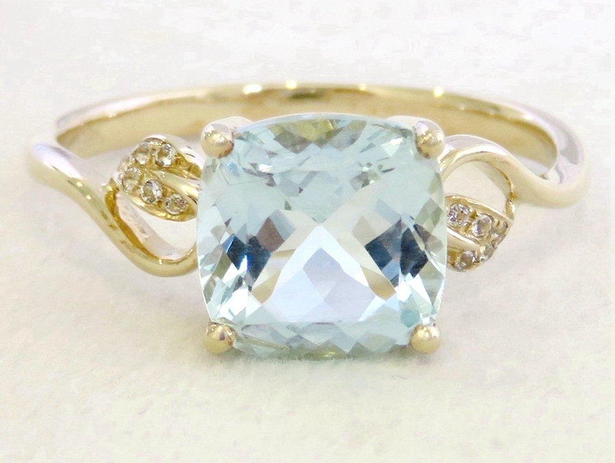 9k Yellow Gold 2.14ct Aquamarine & White Sapphire Ring