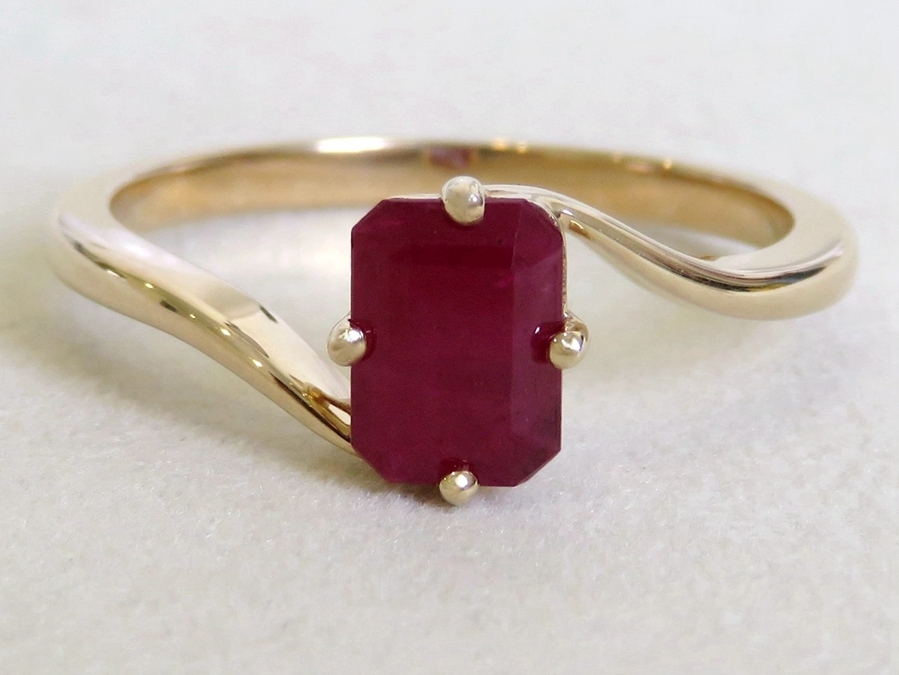 9k Yellow Gold 1.2ct Ruby Ring