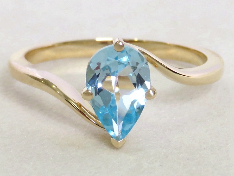 9k Yellow Gold 1.6ct Blue Topaz Ring