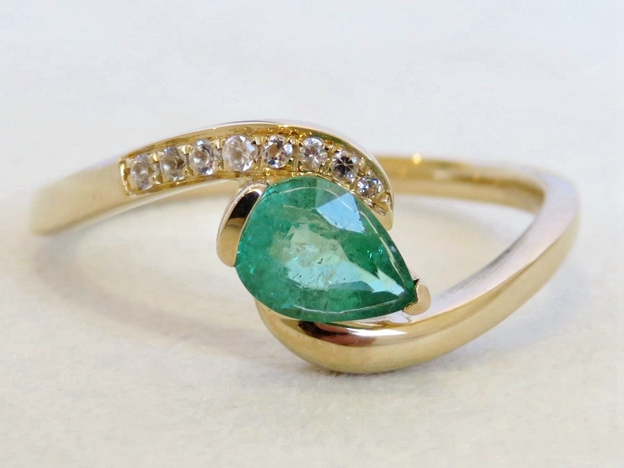 Emerald & White Sapphire Ring in 9k Yellow Gold