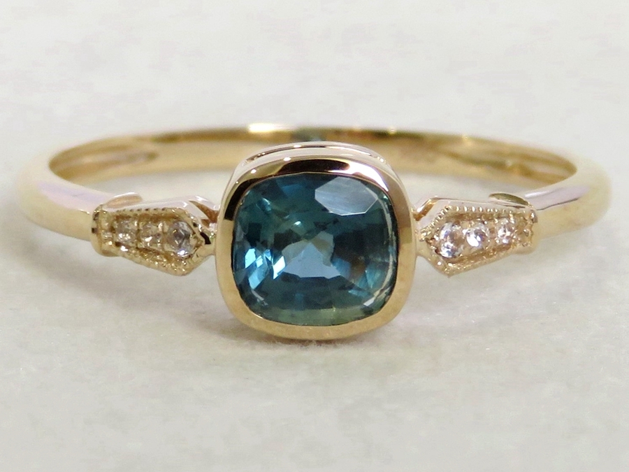Cushion-Cut Teal Sapphire & White Sapphire Ring in 9k Yellow Gold