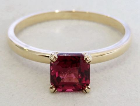 1.5ct Garnet Ring in 9k Yellow Gold